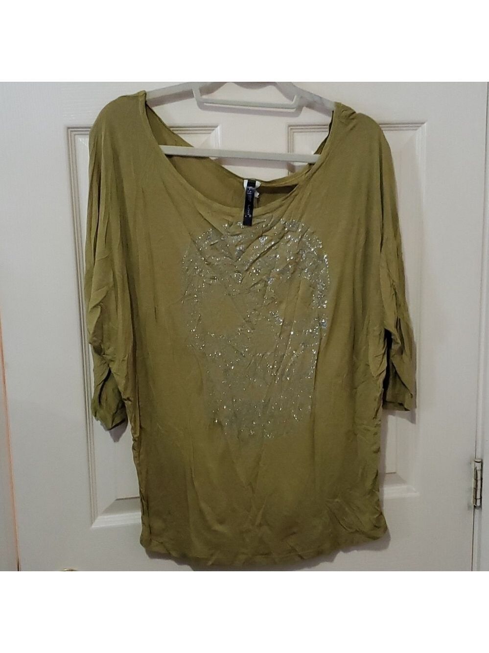 Lyss loo sparkling skull top size medium $5 if more than one item is purchased